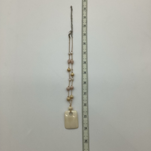 1853. Neutral Cream "Outer Banks" Surfer-Style Shell & Bead Choker Necklace
 EUC - Picture 2 of 2